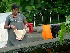 desi aunty changing her panty